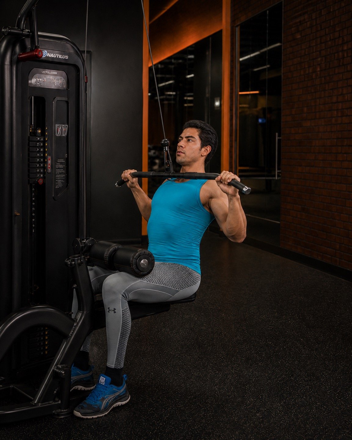 Jalón agarre neutro en un entorno visual Empire Fitness