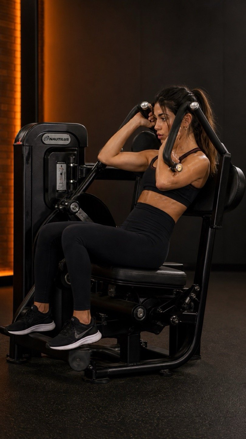 Crunch en polea en un entorno visual Empire Fitness