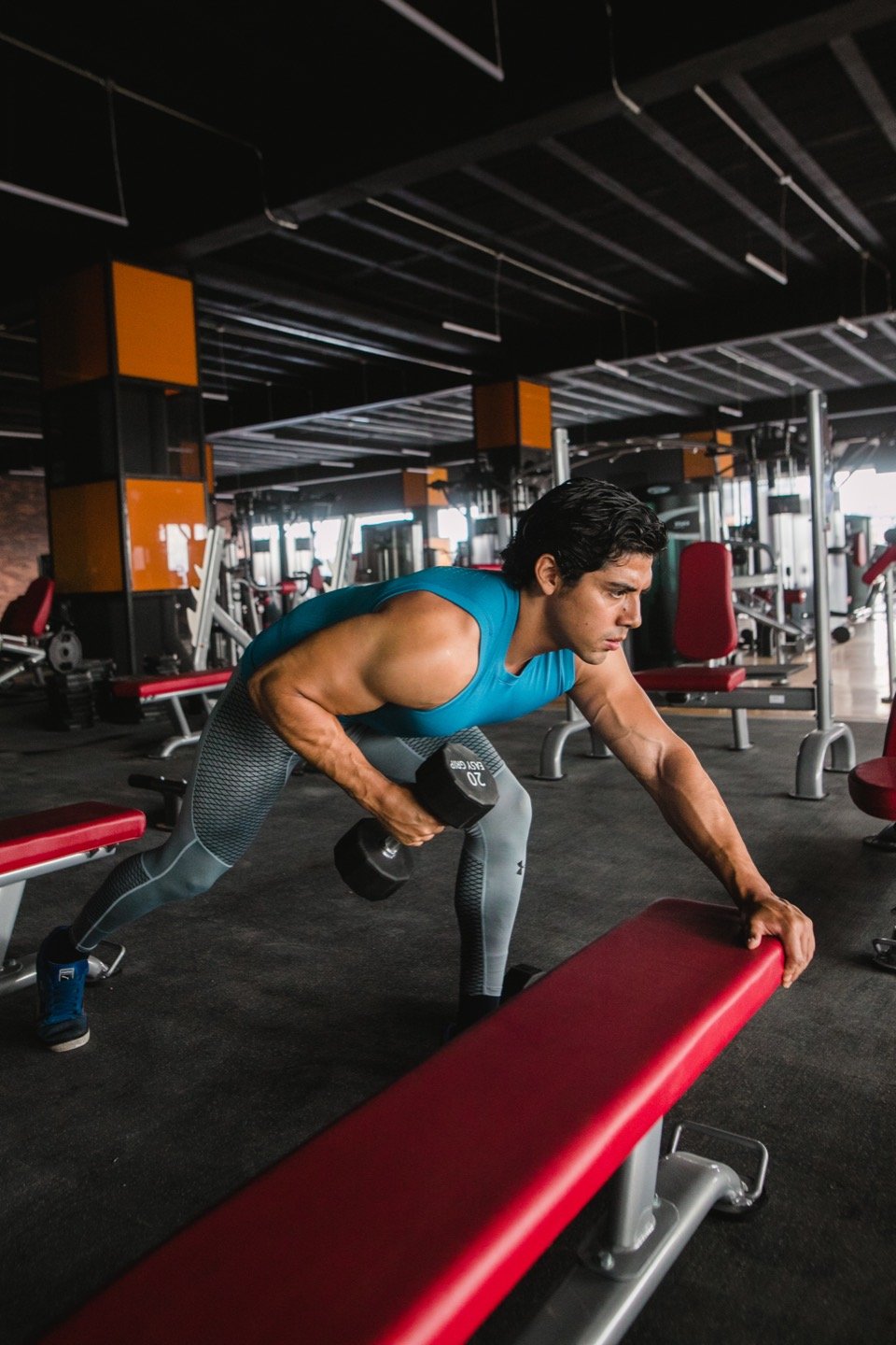 Remo con apoyo en un entorno visual Empire Fitness
