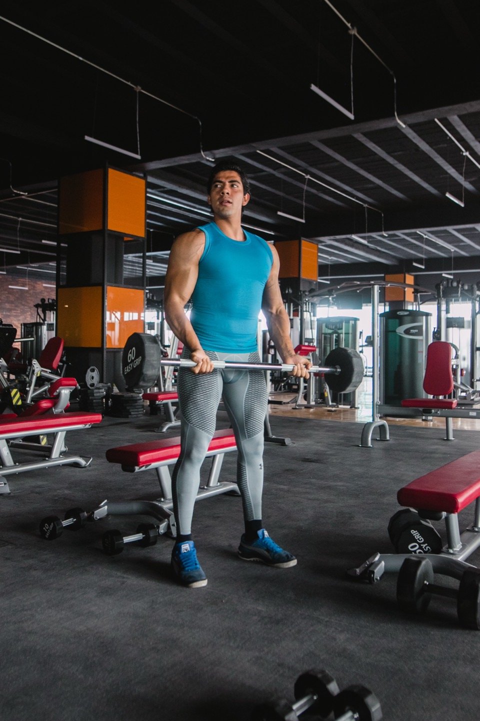 Caminata con mancuernas en un entorno visual Empire Fitness