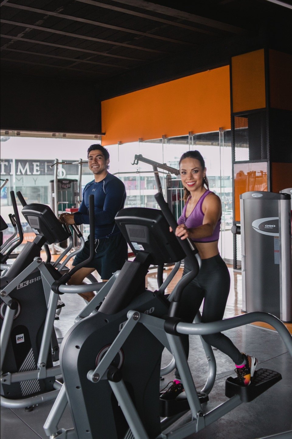 Elíptica en un entorno visual Empire Fitness